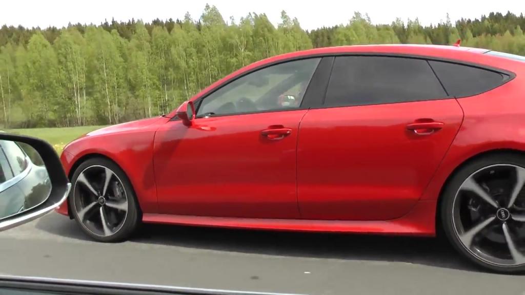 Kan du gissa vad elbilen Tesla P85D med 700 hk stårs sig i högre fart mot en bensinbil som Audi RS7